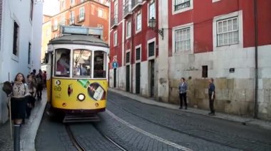 Lizbon - eski ve güzel Avrupa şehri, Portekiz başkenti. Tarihi sokaklar, binalar ve çatılar. 