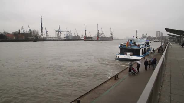 Vue Hambourg Vieille Ville Historique Allemande Navires Charge Sur Elbe — Video