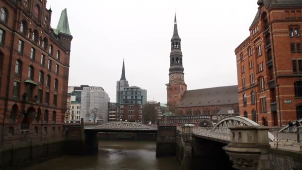 Blick auf Hamburg, alte historische deutsche Stadt. Frachtschiffe auf der Elb, alte Docks und Gebäude im Hafen.