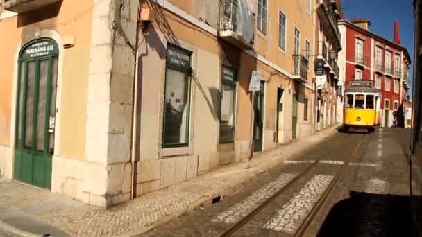 观看通过电车28在里斯本 葡萄牙 里斯本 古老和美丽的欧洲城市 葡萄牙的首都 历史街道 大厦和屋顶 — 图库视频影像