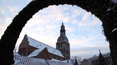 Riga, Letonya başkenti tarihi merkezinde. Riga zirvesinde Noel zamanı. Kış Avrupa kenti