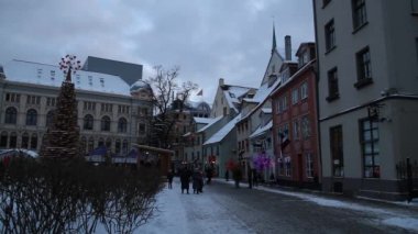 Riga, Letonya başkenti tarihi merkezinde. Riga zirvesinde Noel zamanı. Kış Avrupa kenti