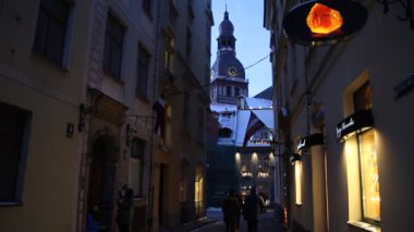 Riga, Letonya başkenti tarihi merkezinde. Riga zirvesinde Noel zamanı. Kış Avrupa kenti