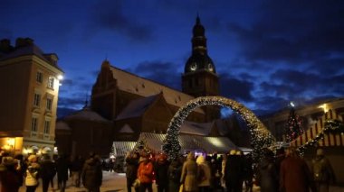 Riga, Letonya başkenti tarihi merkezinde. Riga zirvesinde Noel zamanı. Kış Avrupa kenti