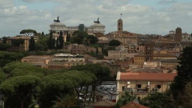 Roma, İtalya'nın görünümü. Roma mimarisi ve yerler. Eski ünlü sokaklar, konumlar ve dünya mirası. 
