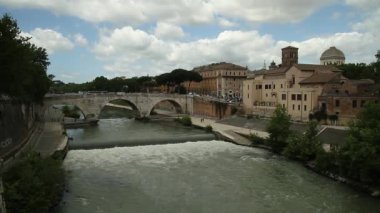 Roma, İtalya'nın görünümü. Roma mimarisi ve yerler. Eski ünlü sokaklar, konumlar ve dünya mirası. 
