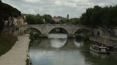Roma, İtalya'nın görünümü. Roma mimarisi ve yerler. Eski ünlü sokaklar, konumlar ve dünya mirası. 