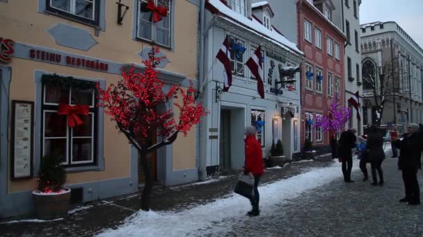 라트비아의 리가의 역사적인 크리스마스 시간에 리가입니다 겨울에 — 비디오