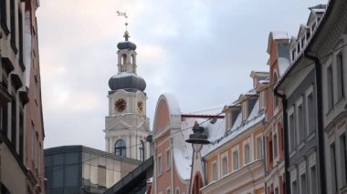 Riga, Letonya başkenti tarihi merkezinde. Riga zirvesinde Noel zamanı. Kış Avrupa kenti