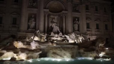Trevi Çeşmesi (Fontana di Trevi) Roma, İtalya. Roma, İtalya, gece manzarası. Roma mimarisi ve Simgesel. Roma ve İtalya'nın eski ve ünlü konumlar.