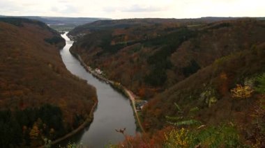 Saarschleife, nehir Saar Almanya'da. Epik nehir sonbahar manzara.
