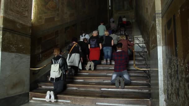 Emberek Imádkozzanak Szent Lépcső Scala Santa Róma Olaszország — Stock videók