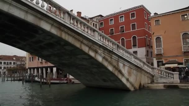 威尼斯在冬天 威尼斯在 看法运河在意大利威尼斯 旧建筑 — 图库视频影像