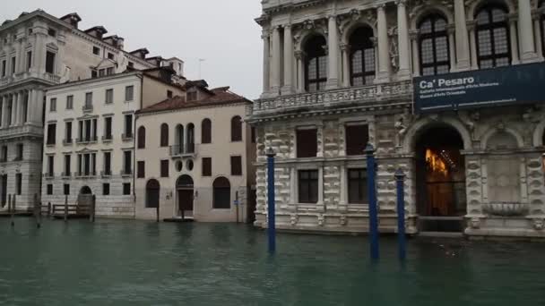 月にイタリアのヴェネツィアの運河の景色ヴェネツィア ヴェネツィア 古い建物 — ストック動画