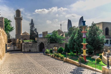 Bakü - tarihsel Azerbaycan sermaye görünümünü. Eski sokaklar, eski binalar ve modern mimari.