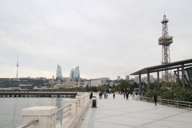 Bakü - tarihsel Azerbaycan sermaye görünümünü. Eski sokaklar, eski binalar ve modern mimari.