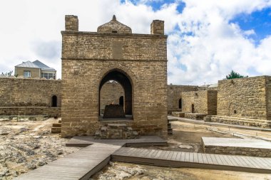 ATESHGAH ateş Tapınağı. Ateş Tapınağı Surakhani Bakü, Azerbaycan yakınındaki. Farsça ve Hint yazıtlar üzerinde bağlı olarak, tapınak ibadet Hindu ve Zerdüşt yeri olarak kullanılan.