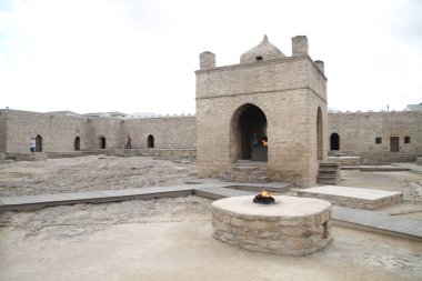 ATESHGAH ateş Tapınağı. Ateş Tapınağı Surakhani Bakü, Azerbaycan yakınındaki. Farsça ve Hint yazıtlar üzerinde bağlı olarak, tapınak ibadet Hindu ve Zerdüşt yeri olarak kullanılan.