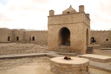 ATESHGAH ateş Tapınağı. Ateş Tapınağı Surakhani Bakü, Azerbaycan yakınındaki. Farsça ve Hint yazıtlar üzerinde bağlı olarak, tapınak ibadet Hindu ve Zerdüşt yeri olarak kullanılan.