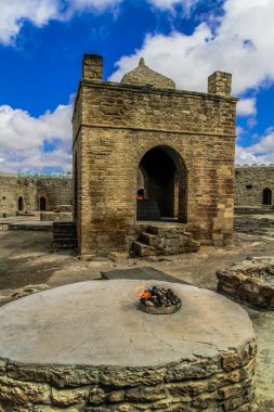 ATESHGAH ateş Tapınağı. Ateş Tapınağı Surakhani Bakü, Azerbaycan yakınındaki. Farsça ve Hint yazıtlar üzerinde bağlı olarak, tapınak ibadet Hindu ve Zerdüşt yeri olarak kullanılan.