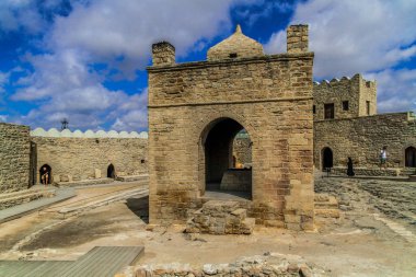 ATESHGAH ateş Tapınağı. Ateş Tapınağı Surakhani Bakü, Azerbaycan yakınındaki. Farsça ve Hint yazıtlar üzerinde bağlı olarak, tapınak ibadet Hindu ve Zerdüşt yeri olarak kullanılan.