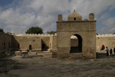 ATESHGAH ateş Tapınağı. Ateş Tapınağı Surakhani Bakü, Azerbaycan yakınındaki. Farsça ve Hint yazıtlar üzerinde bağlı olarak, tapınak ibadet Hindu ve Zerdüşt yeri olarak kullanılan.