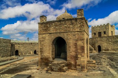 ATESHGAH ateş Tapınağı. Ateş Tapınağı Surakhani Bakü, Azerbaycan yakınındaki. Farsça ve Hint yazıtlar üzerinde bağlı olarak, tapınak ibadet Hindu ve Zerdüşt yeri olarak kullanılan.
