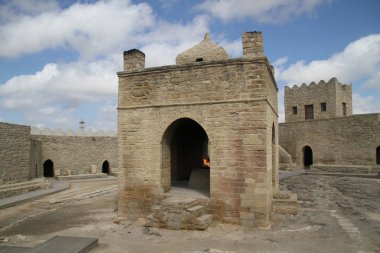 ATESHGAH ateş Tapınağı. Ateş Tapınağı Surakhani Bakü, Azerbaycan yakınındaki. Farsça ve Hint yazıtlar üzerinde bağlı olarak, tapınak ibadet Hindu ve Zerdüşt yeri olarak kullanılan.
