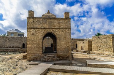 ATESHGAH ateş Tapınağı. Ateş Tapınağı Surakhani Bakü, Azerbaycan yakınındaki. Farsça ve Hint yazıtlar üzerinde bağlı olarak, tapınak ibadet Hindu ve Zerdüşt yeri olarak kullanılan.