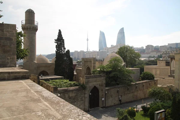 Widok Baku Historyczna Stolica Azerbejdżanu Uliczki Zabytkowe Budynki Nowoczesna Architektura — Zdjęcie stockowe