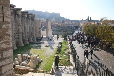 Atina, Yunanistan, Parthenon Tapınağı ile Akropolisi. Ünlü eski Parthenon Tapınağı Atina ana dönüm noktası olduğunu. Herodes Atticus, Erechtheion Caryatid sundurma isimlerinden kenti Odeon görünümünü.