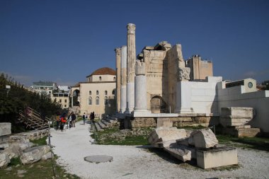 Atina, Yunanistan, Parthenon Tapınağı ile Akropolisi. Ünlü eski Parthenon Tapınağı Atina ana dönüm noktası olduğunu. Herodes Atticus, Erechtheion Caryatid sundurma isimlerinden kenti Odeon görünümünü.