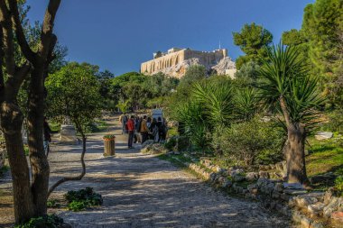 Atina, Yunanistan, Parthenon Tapınağı ile Akropolisi. Ünlü eski Parthenon Tapınağı Atina ana dönüm noktası olduğunu. Herodes Atticus, Erechtheion Caryatid sundurma isimlerinden kenti Odeon görünümünü.
