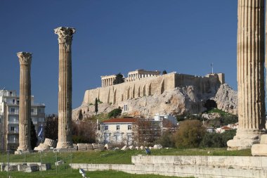 Atina, Yunanistan, Parthenon Tapınağı ile Akropolisi. Ünlü eski Parthenon Tapınağı Atina ana dönüm noktası olduğunu. Herodes Atticus, Erechtheion Caryatid sundurma isimlerinden kenti Odeon görünümünü.