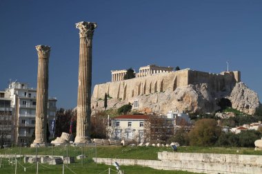 Atina, Yunanistan, Parthenon Tapınağı ile Akropolisi. Ünlü eski Parthenon Tapınağı Atina ana dönüm noktası olduğunu. Herodes Atticus, Erechtheion Caryatid sundurma isimlerinden kenti Odeon görünümünü.