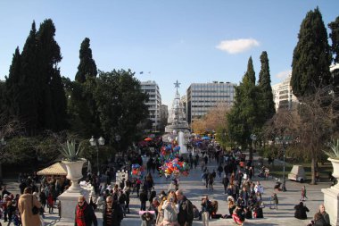 Atina, Yunanistan, Parthenon Tapınağı ile Akropolisi. Ünlü eski Parthenon Tapınağı Atina ana dönüm noktası olduğunu. Herodes Atticus, Erechtheion Caryatid sundurma isimlerinden kenti Odeon görünümünü.