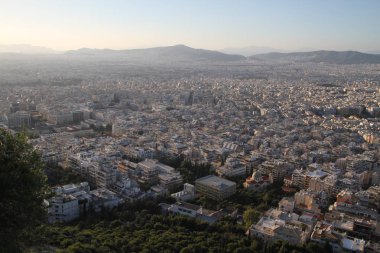 Atina, Yunanistan, Parthenon Tapınağı ile Akropolisi. Ünlü eski Parthenon Tapınağı Atina ana dönüm noktası olduğunu. Herodes Atticus, Erechtheion Caryatid sundurma isimlerinden kenti Odeon görünümünü.
