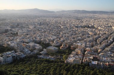Atina, Yunanistan, Parthenon Tapınağı ile Akropolisi. Ünlü eski Parthenon Tapınağı Atina ana dönüm noktası olduğunu. Herodes Atticus, Erechtheion Caryatid sundurma isimlerinden kenti Odeon görünümünü.