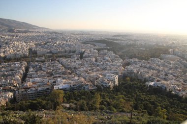 Atina, Yunanistan, Parthenon Tapınağı ile Akropolisi. Ünlü eski Parthenon Tapınağı Atina ana dönüm noktası olduğunu. Herodes Atticus, Erechtheion Caryatid sundurma isimlerinden kenti Odeon görünümünü.