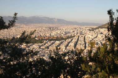 Atina, Yunanistan, Parthenon Tapınağı ile Akropolisi. Ünlü eski Parthenon Tapınağı Atina ana dönüm noktası olduğunu. Herodes Atticus, Erechtheion Caryatid sundurma isimlerinden kenti Odeon görünümünü.