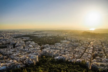 Atina, Yunanistan, Parthenon Tapınağı ile Akropolisi. Ünlü eski Parthenon Tapınağı Atina ana dönüm noktası olduğunu. Herodes Atticus, Erechtheion Caryatid sundurma isimlerinden kenti Odeon görünümünü.