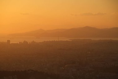 Atina, Yunanistan, Parthenon Tapınağı ile Akropolisi. Ünlü eski Parthenon Tapınağı Atina ana dönüm noktası olduğunu. Herodes Atticus, Erechtheion Caryatid sundurma isimlerinden kenti Odeon görünümünü.