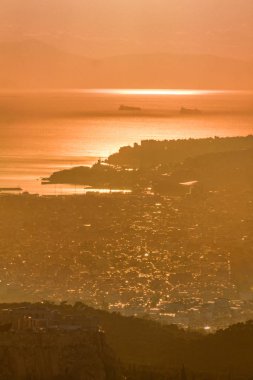 Atina, Yunanistan, Parthenon Tapınağı ile Akropolisi. Ünlü eski Parthenon Tapınağı Atina ana dönüm noktası olduğunu. Herodes Atticus, Erechtheion Caryatid sundurma isimlerinden kenti Odeon görünümünü.