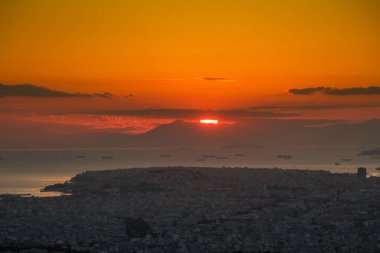 Atina, Yunanistan, Parthenon Tapınağı ile Akropolisi. Ünlü eski Parthenon Tapınağı Atina ana dönüm noktası olduğunu. Herodes Atticus, Erechtheion Caryatid sundurma isimlerinden kenti Odeon görünümünü.