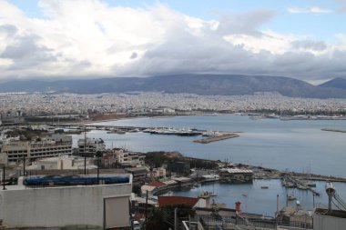 Atina, Yunanistan, Parthenon Tapınağı ile Akropolisi. Ünlü eski Parthenon Tapınağı Atina ana dönüm noktası olduğunu. Herodes Atticus, Erechtheion Caryatid sundurma isimlerinden kenti Odeon görünümünü.