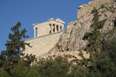 Atina, Yunanistan, Parthenon Tapınağı ile Akropolisi. Ünlü eski Parthenon Tapınağı Atina ana dönüm noktası olduğunu. Herodes Atticus, Erechtheion Caryatid sundurma isimlerinden kenti Odeon görünümünü.