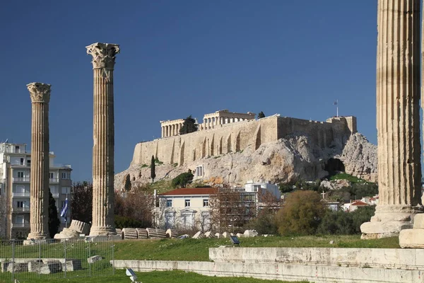 Atina, Yunanistan, Parthenon Tapınağı ile Akropolisi. Ünlü eski Parthenon Tapınağı Atina ana dönüm noktası olduğunu. Herodes Atticus, Erechtheion Caryatid sundurma isimlerinden kenti Odeon görünümünü.