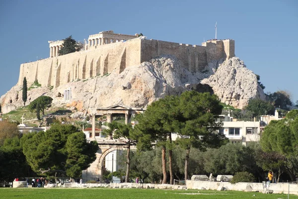 Atina, Yunanistan, Parthenon Tapınağı ile Akropolisi. Ünlü eski Parthenon Tapınağı Atina ana dönüm noktası olduğunu. Herodes Atticus, Erechtheion Caryatid sundurma isimlerinden kenti Odeon görünümünü.