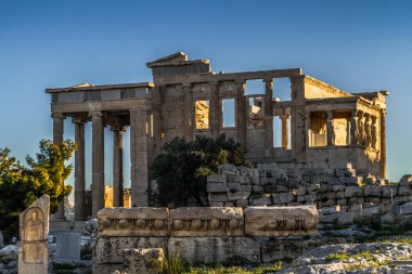 Atina, Yunanistan, Parthenon Tapınağı ile Akropolisi. Ünlü eski Parthenon Tapınağı Atina ana dönüm noktası olduğunu. Herodes Atticus, Erechtheion Caryatid sundurma isimlerinden kenti Odeon görünümünü.