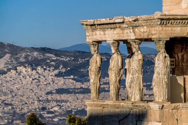 Atina, Yunanistan, Parthenon Tapınağı ile Akropolisi. Ünlü eski Parthenon Tapınağı Atina ana dönüm noktası olduğunu. Herodes Atticus, Erechtheion Caryatid sundurma isimlerinden kenti Odeon görünümünü.